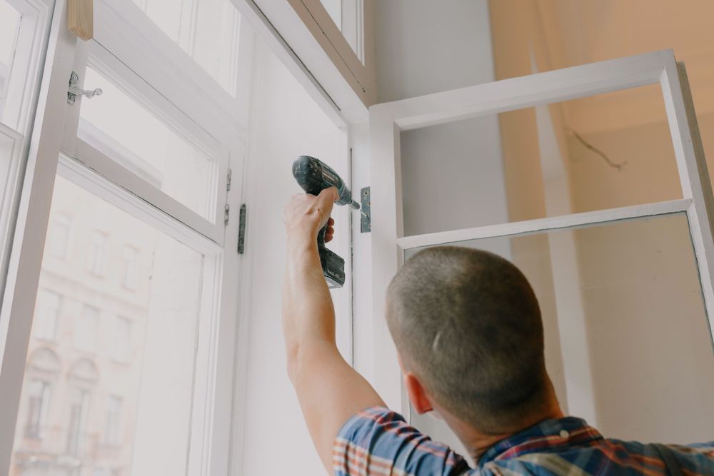 Menuisier installant une fenêtre